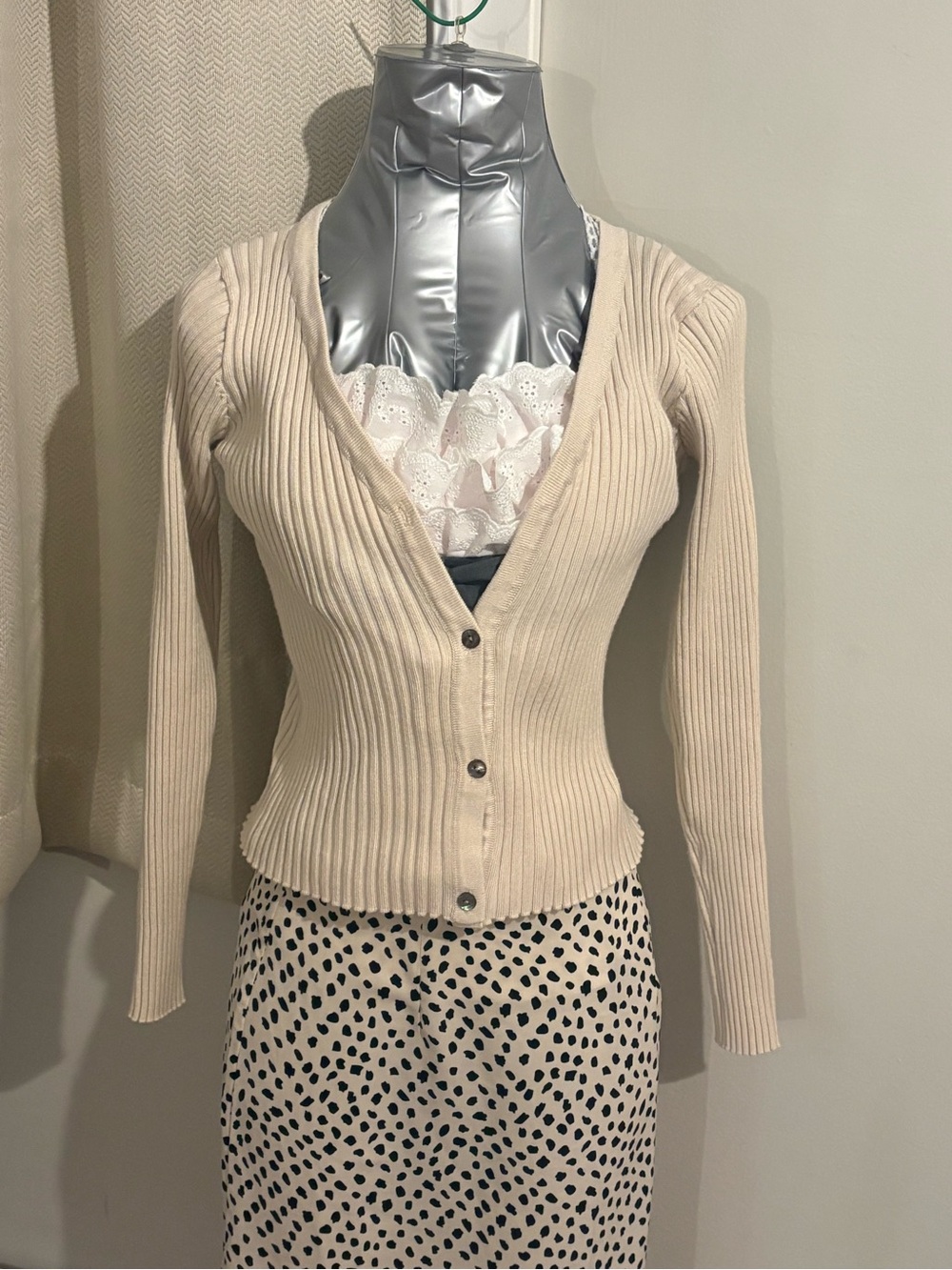 H&M Cream Ribbed Button Cardigan with Neutral Tone - Picture 3 of 4